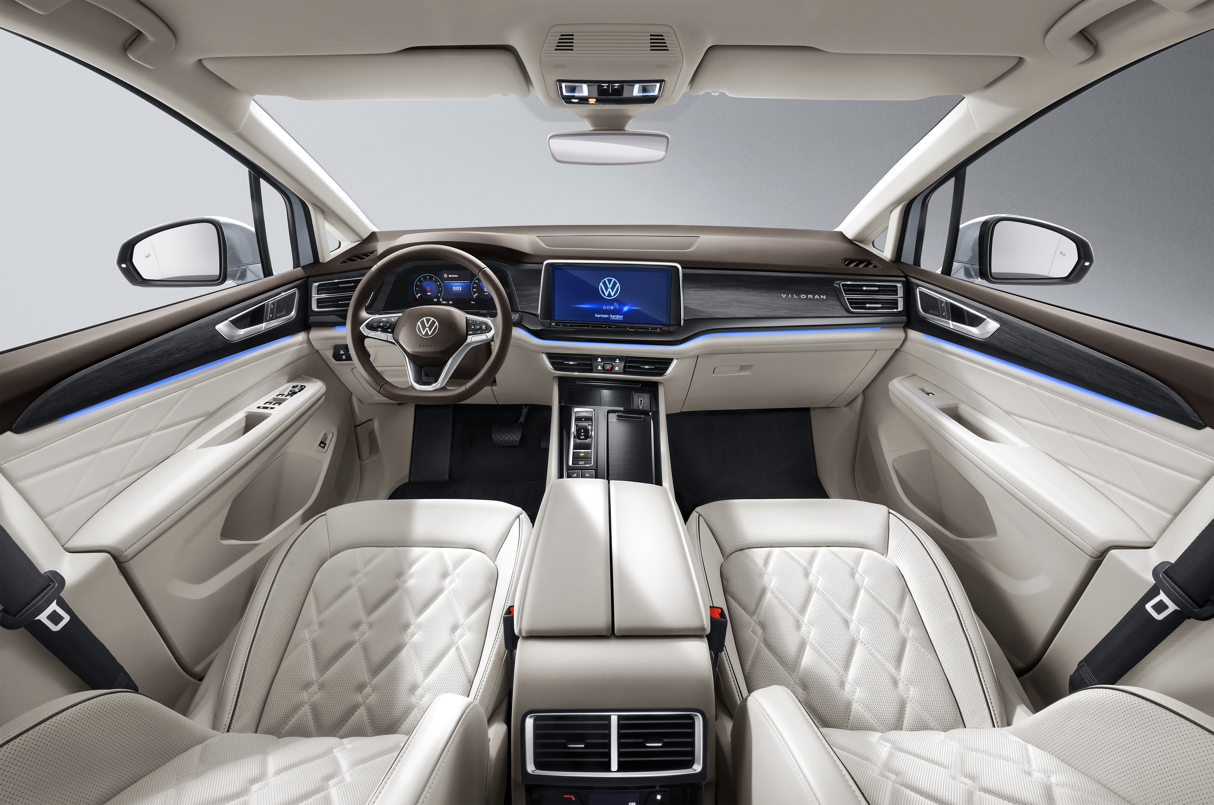 大众logo下部镶有viloran字样,提升了整车的豪华气质.
