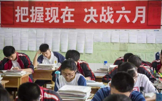 2022高考竞争或异常激烈，考生多少分有望上本科？班主任说出答案