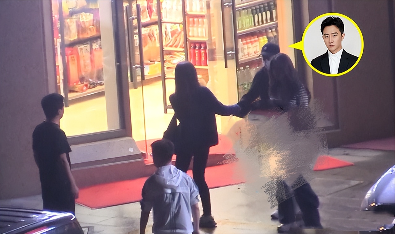 37黄轩深夜和友人聚餐！喝得大醉要人搀扶，高颜值圈外女友未现身