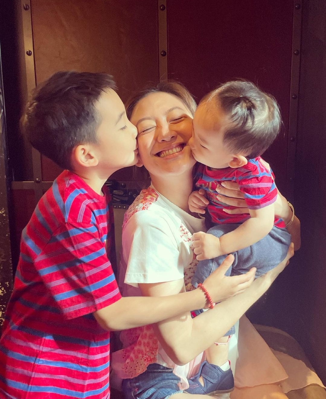 应采儿晒小儿子萌态，2岁HoHo身材纤长眉清目秀，玩泡泡机萌态足