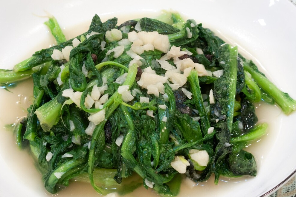 饭店里的蒜蓉茼蒿,翠绿还不出水,原来是有技巧的,大厨教你2招