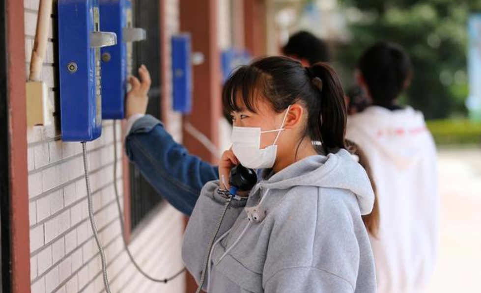 寒假将至，多所高校实行“封校”管理，大学生回家恐成奢望