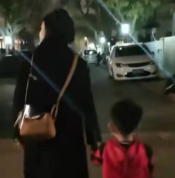 陈妍希一家三口罕同框！与陈晓依偎场面甜，儿子眉眼与爸似复制