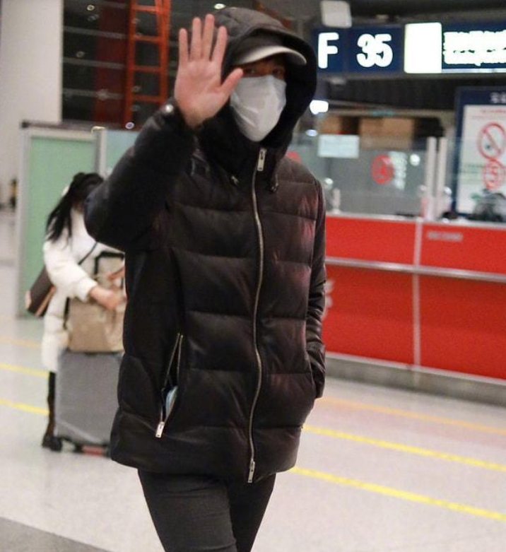 61个小时涨粉三百多万，李靓蕾一“战”成名，将来或“钱”途无限