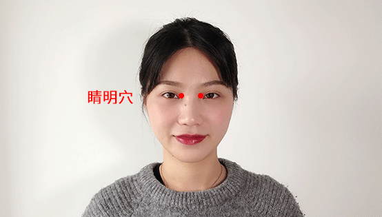 睡前玩手机，应该开灯还是关灯？选错，小心损伤视神经