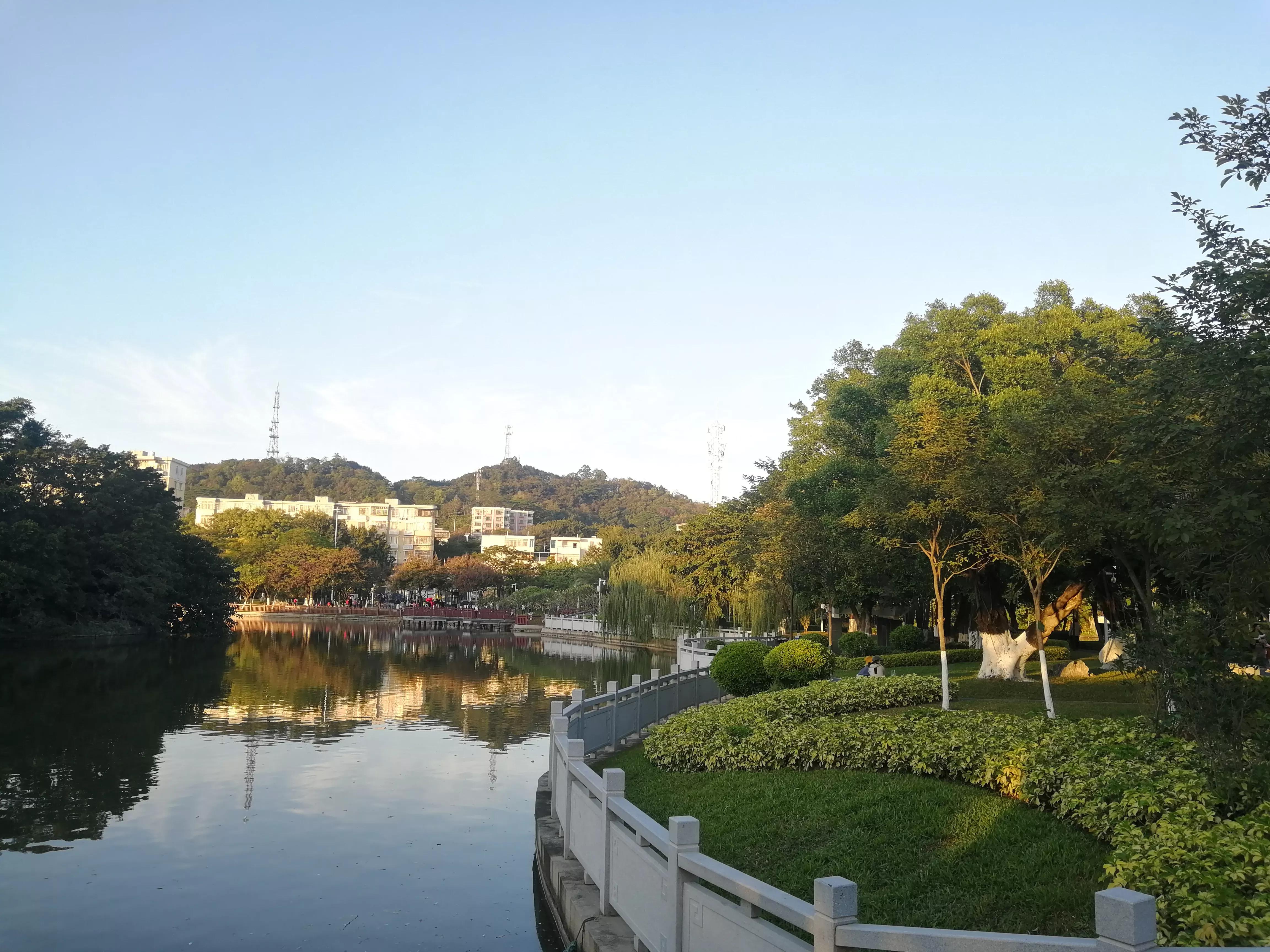 中山公园所在的长洲岛深井村是有名的历史古村落,深井村的深井烧鹅