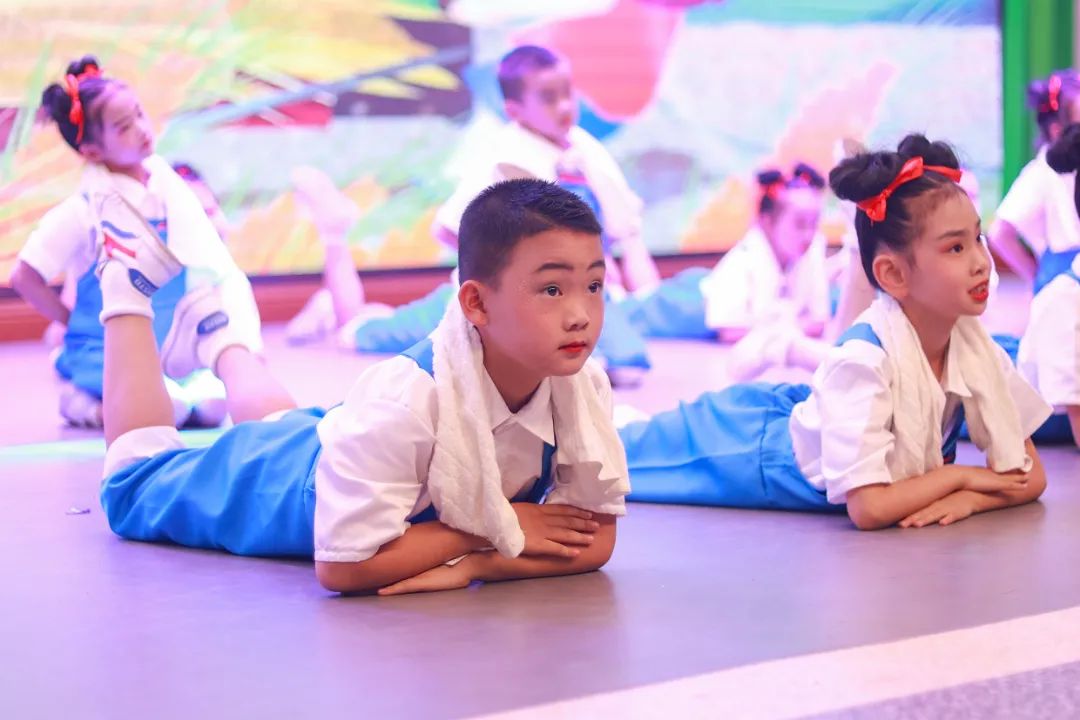 天府新区华阳实验小学举行“童星耀五月·艺术绽花开”群舞比赛