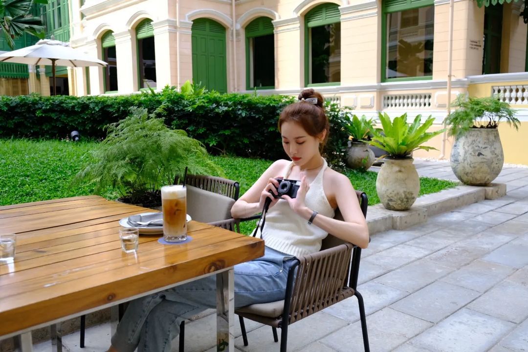白皙肌肤，圆润肩线，韩国女星Yura，耀眼的美感，凉爽的夏日氛围