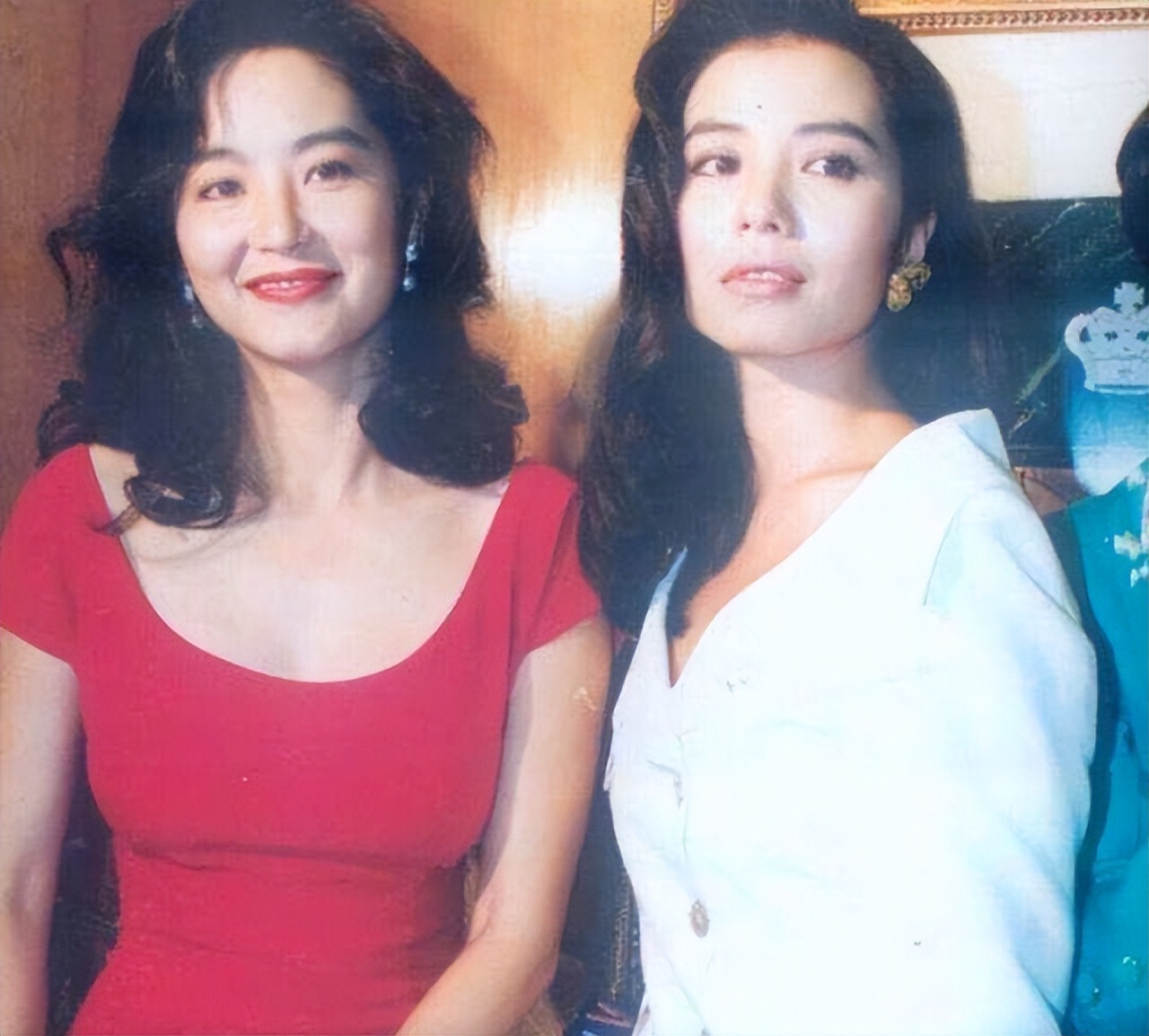 赵雅芝、高圆圆、贾静雯、余男、林青霞，同是红裙，韵味各不相同