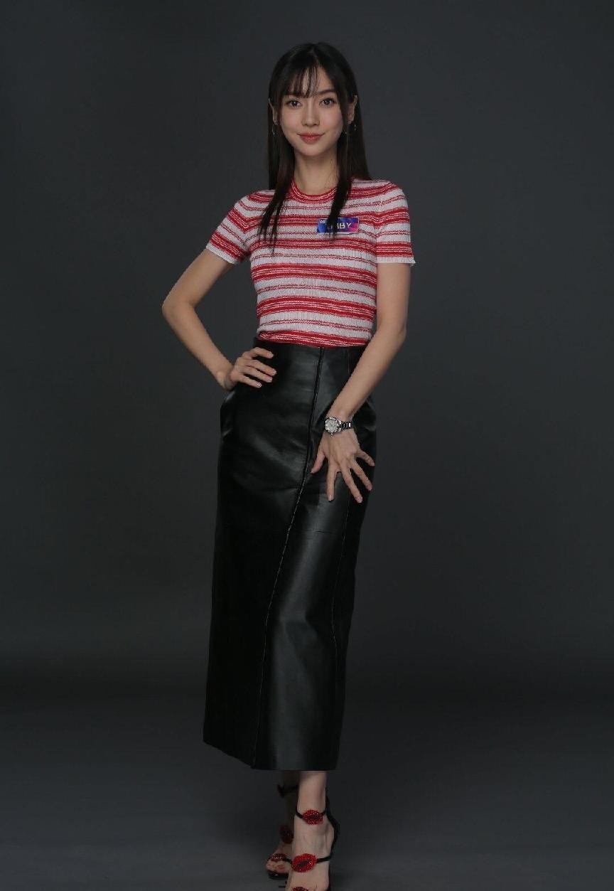 杨颖穿朴素的服装也很好看，低调的条纹服装，在她身上就更高级