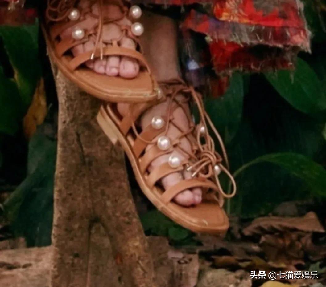 女星的辨识特质：赵丽颖的小脚，刘诗诗的天鹅颈，李沐宸的招风耳