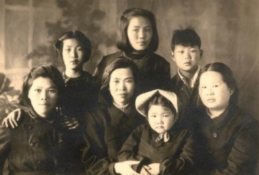 李敏去看望贺子珍后，捎回来个礼物，毛泽东拆开：你妈妈心思细腻