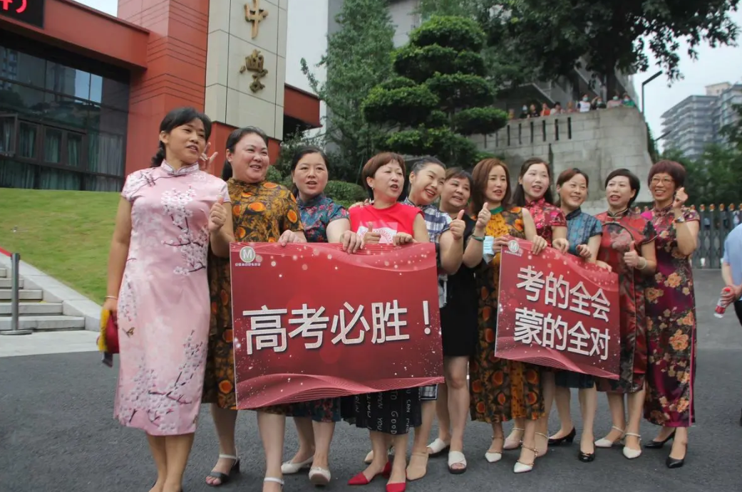 父母为孩子“高考”做过哪些事？穿旗袍并不稀奇，紫色裤衩更奇怪