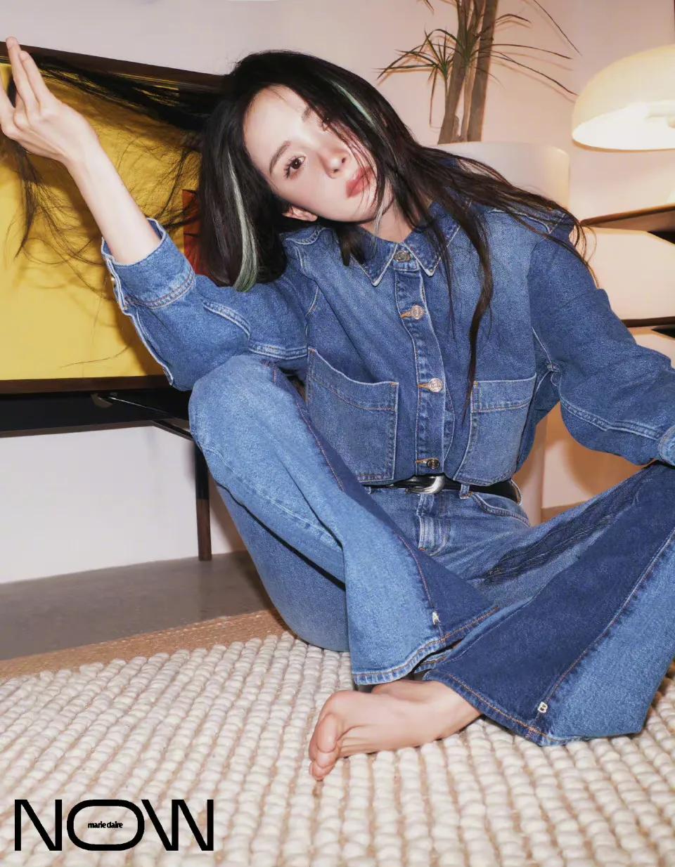 杨幂登上《嘉人NOW》夏季刊封面，属于夏日的缤纷色彩，鲜艳夺目