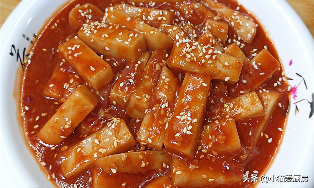 年糕做的炒菜，色泽红亮，口感软糯，味道香甜微辣，特别好吃过瘾