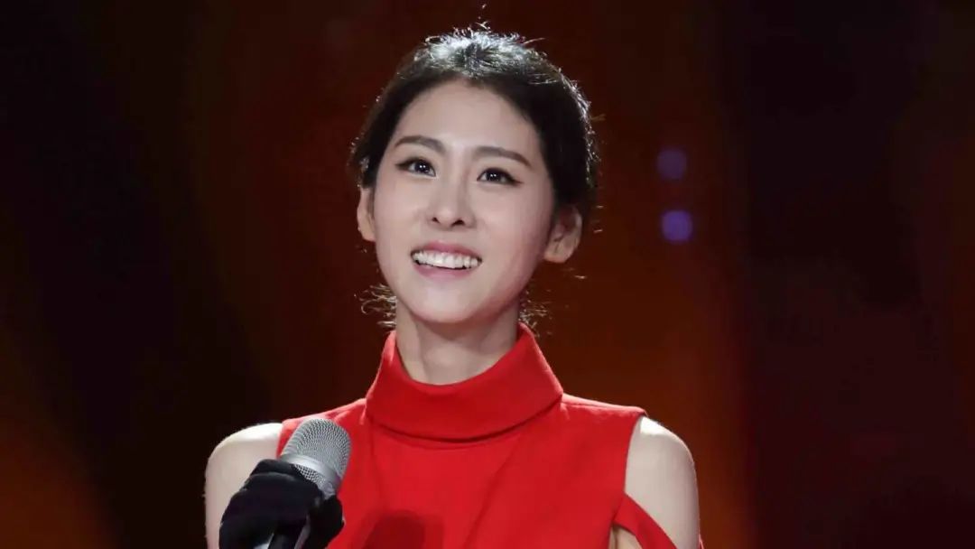 走进韩国,练习生的身份让张碧晨对未来有着无限憧憬,但一切都没有想象