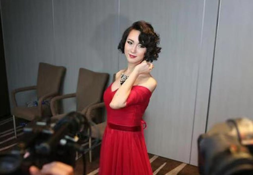 2005年“背母上学”的男孩，29岁时变性为刘婷，当选国际选美女郎