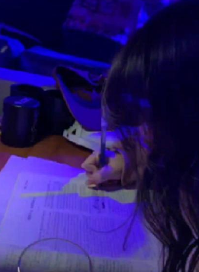 高考生放假期间带着作业去夜店，别人蹦迪她刷题，难道另有隐情？