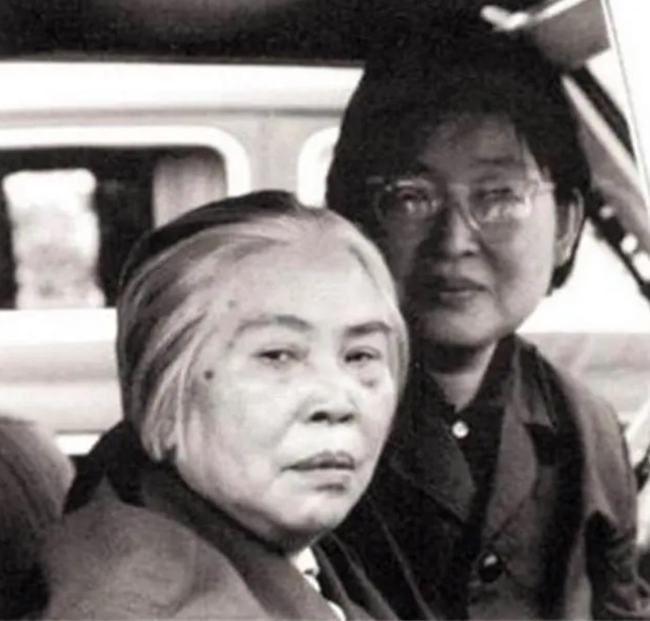 李敏去看望贺子珍后，捎回来个礼物，毛泽东拆开：你妈妈心思细腻