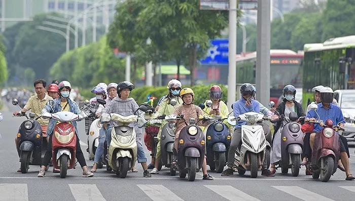 电动自行车上牌容易不要驾照，为何很多人不想买？车主：实用性差
