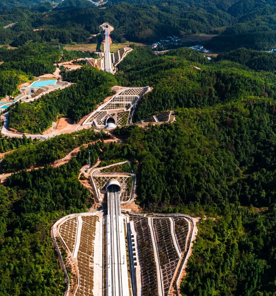 赣深高铁正式开通运营