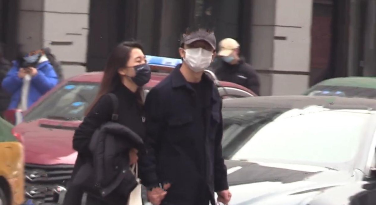 37黄轩深夜和友人聚餐！喝得大醉要人搀扶，高颜值圈外女友未现身