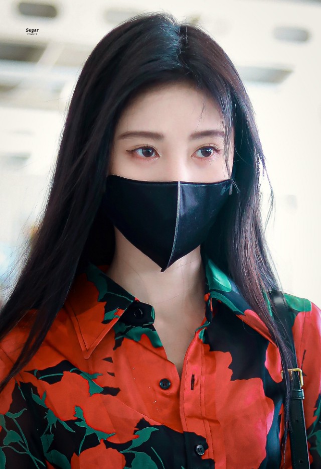 鞠婧祎花衬衫搭配黑色迷你短裤和玛丽珍鞋，好有港风范