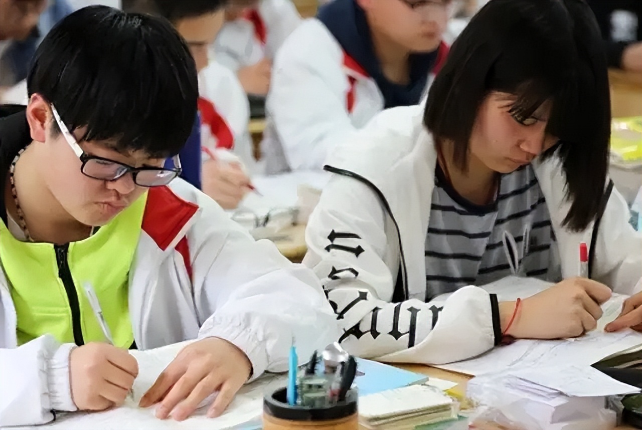 高考题会比模拟题简单吗？资深教师：真相可能出乎你的意料