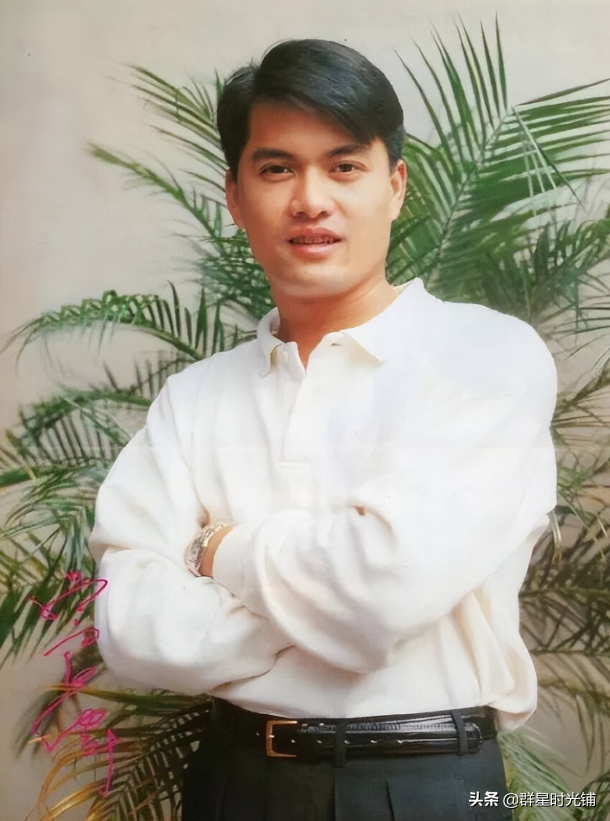 演员吕良伟：离过两次婚，欠债2000万时，三婚娶了一位贵州姑娘