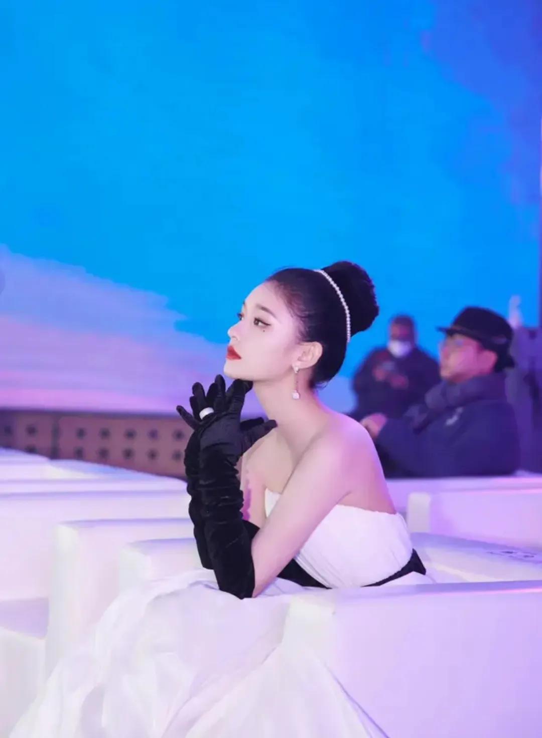 同样是浪漫迷人的“赫本风”，哪一位女星让你最惊艳？