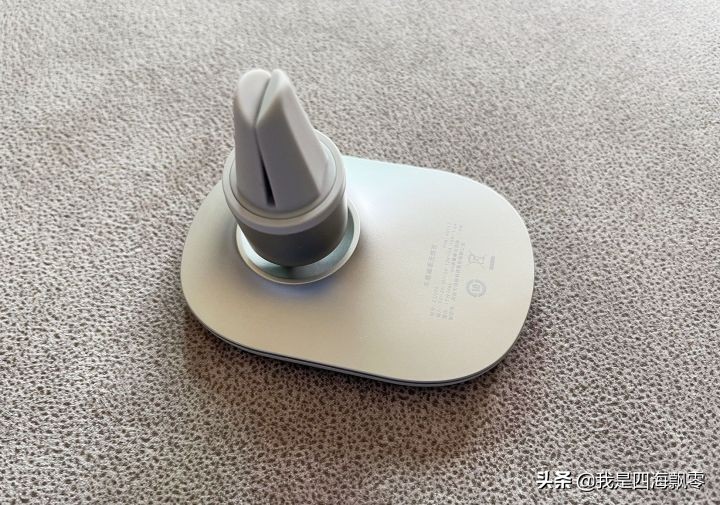 给媳妇的iPhone 13换个绿联磁吸无线充车载手机支架来体验看看