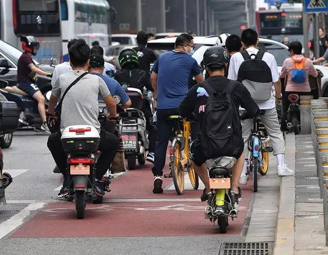 电动自行车上牌容易不要驾照，为何很多人不想买？车主：实用性差