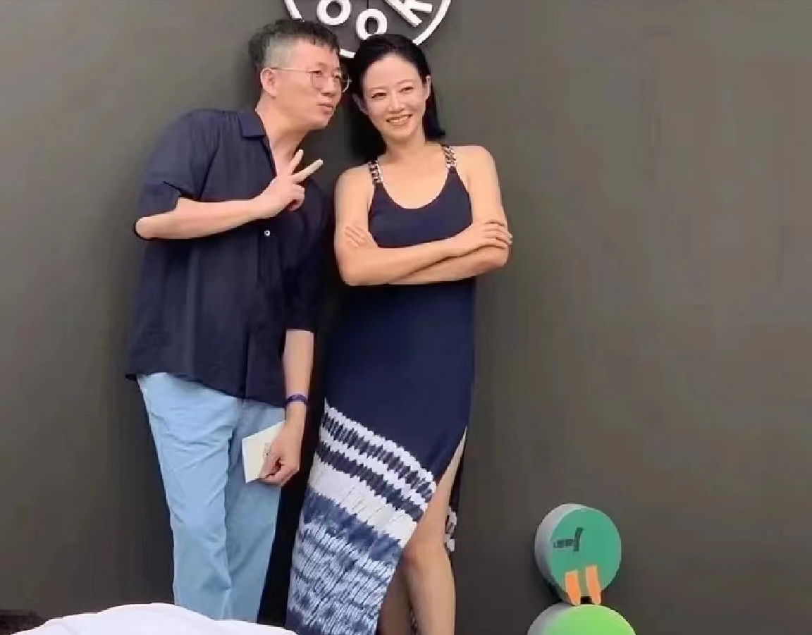 董洁、董璇、关悦跟谭卓带娃现身活动，离开滤镜的容貌太真实了