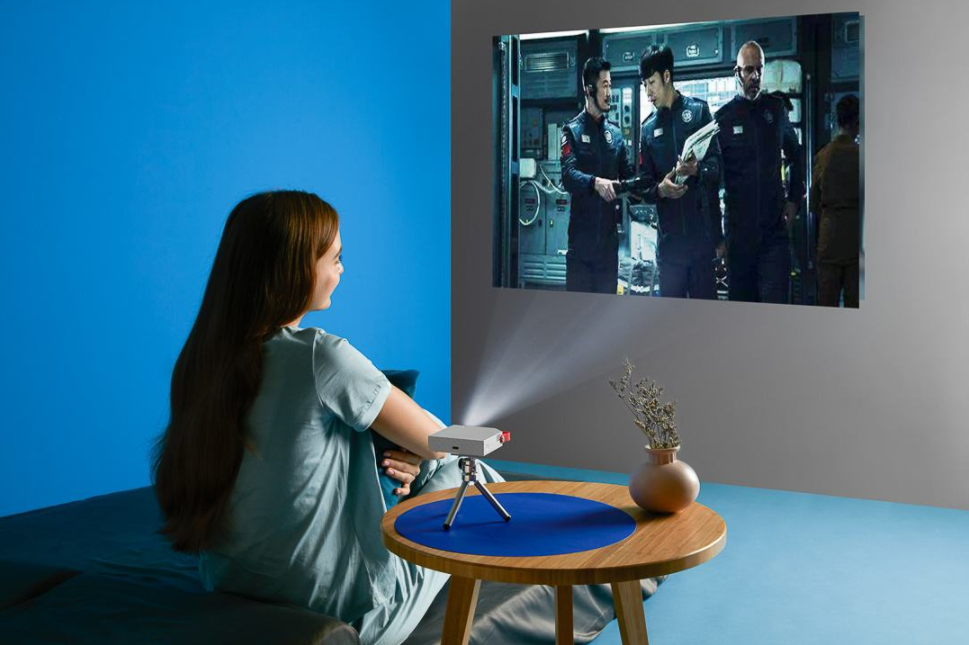 争夺年轻人的客厅大战，投影仪能战胜电视机吗？