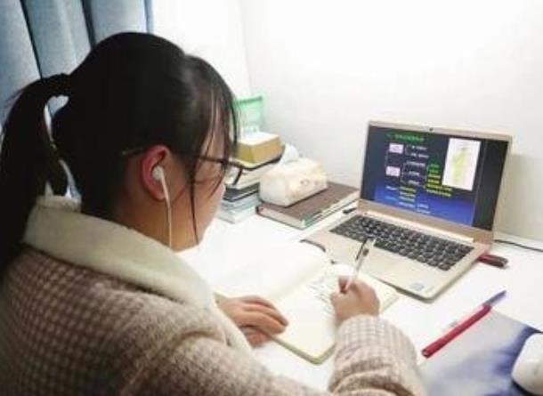 西北大学禁止学生食堂就餐，每个寝室派代表打饭，“饭桶”成亮点