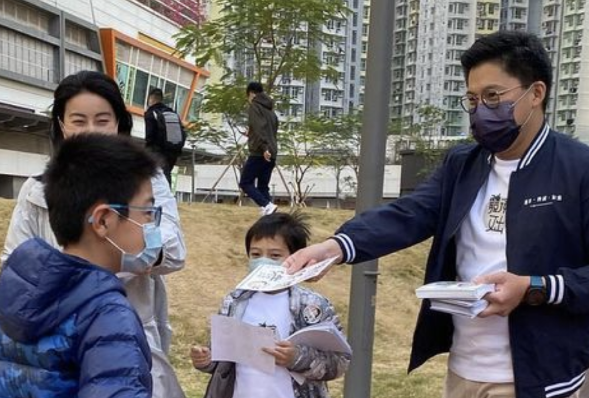 霍启刚带郭晶晶和儿子街头拉选票，亲弟弟一同现身帮宣传尽心尽力