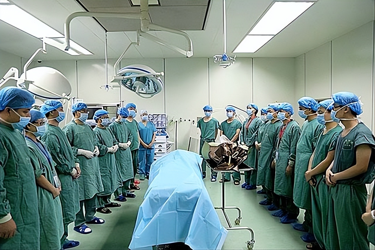 24岁学霸离世捐献5器官，丧子后第10天，父亲回老家工地搬砖