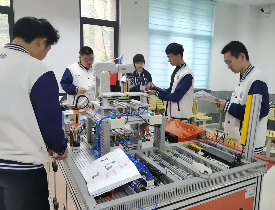 上大学后才懂得，高考上大专和走单招区别有多大，学生可别选错了