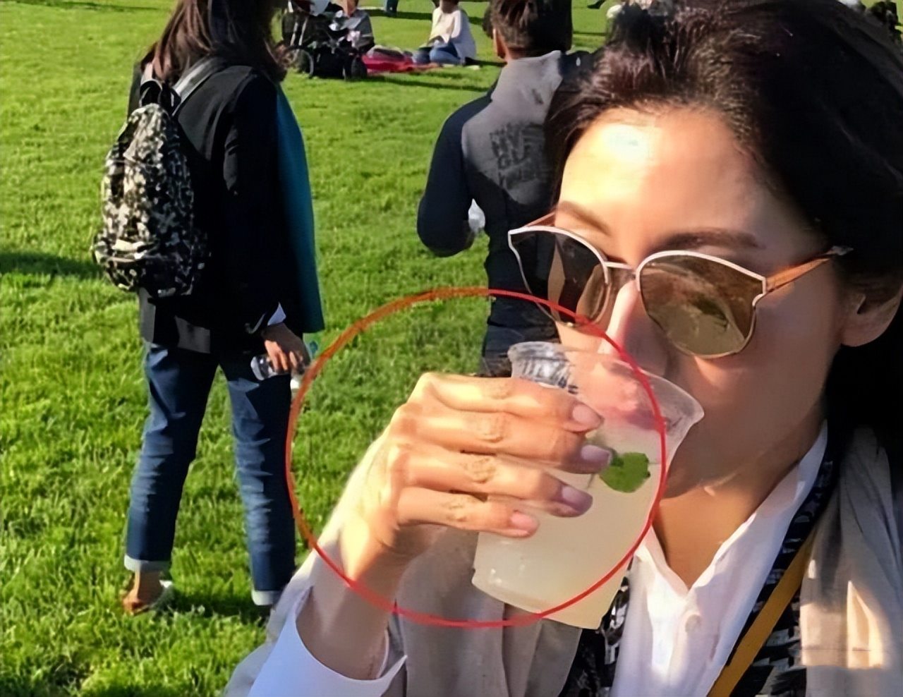 7位"脸美手丑"的明星:看脸美如花,伸手就尴尬,个个反差巨大