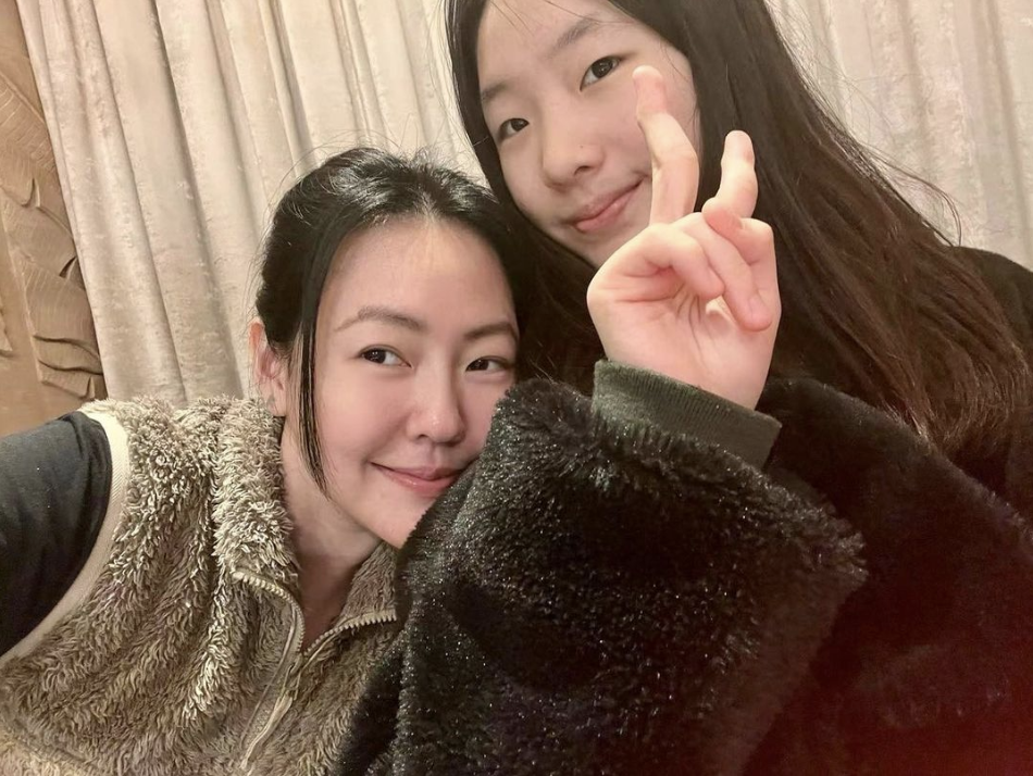 小s晒合影为16岁长女庆生，并自曝16岁时已谈过多次恋爱很得意