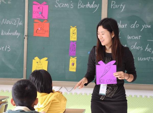 校长拿绩效工资的150%，副校长拿140%，老师的绩效工资咋分配？