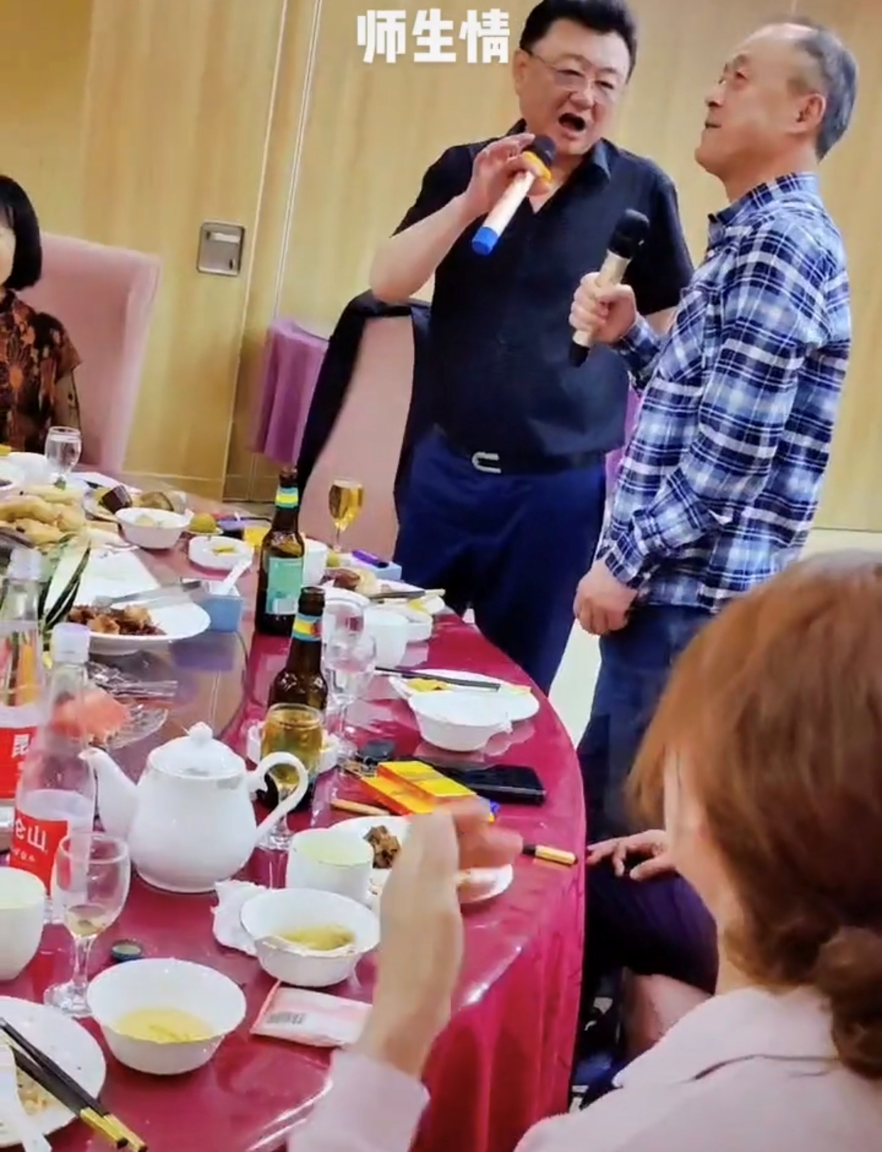 央视主播王宁现身聚会，满头黑发肚腩突出，40多瓶10元啤酒摆满桌