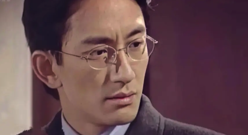 同样是“眼镜造型”，把肖战王一博和吴启华放一起，差距就出来了