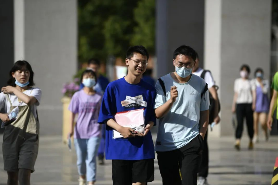 那些成为高考状元的学生，都来自什么家庭？很多都是“三有家庭”