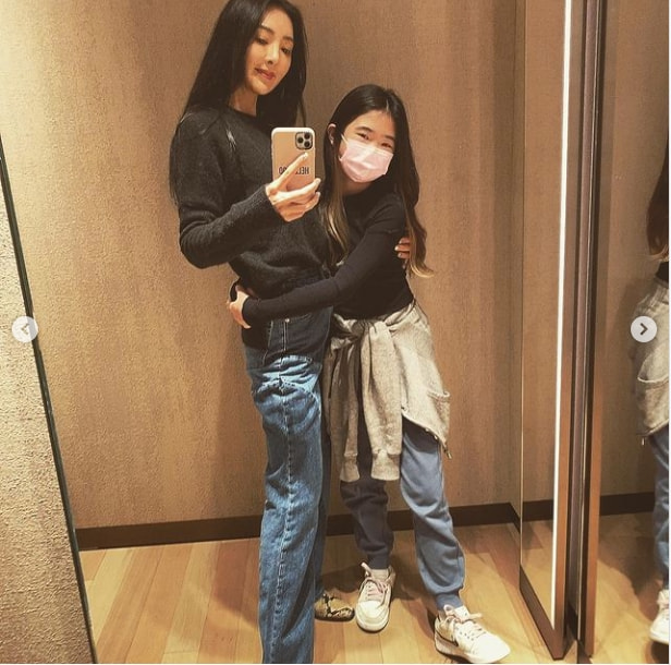 曹格女儿近照曝光，11岁Grace整容式长大，自己化红唇美妆超有范