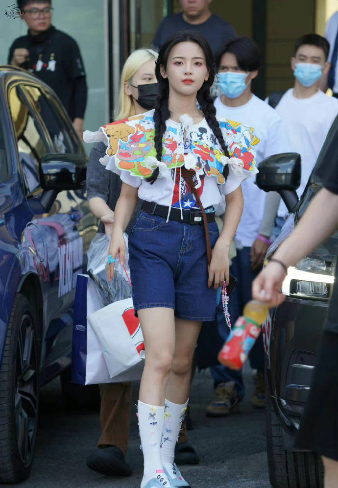 龚俊黄景瑜身穿赛车服帅酷 杨超越卡通披肩超级甜