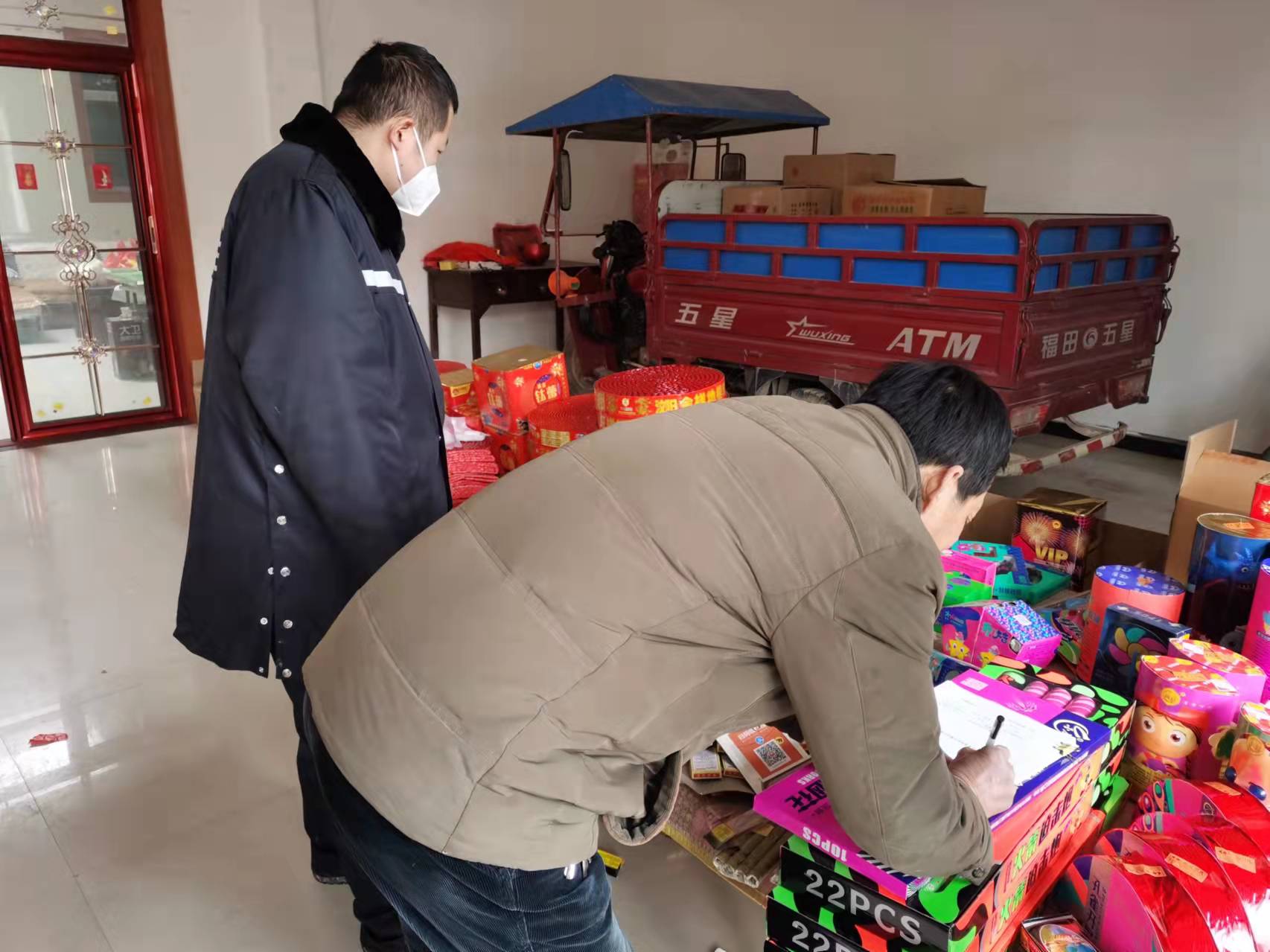 渭南富平张桥派出所深入辖区对烟花爆竹销售点进行安全检查
