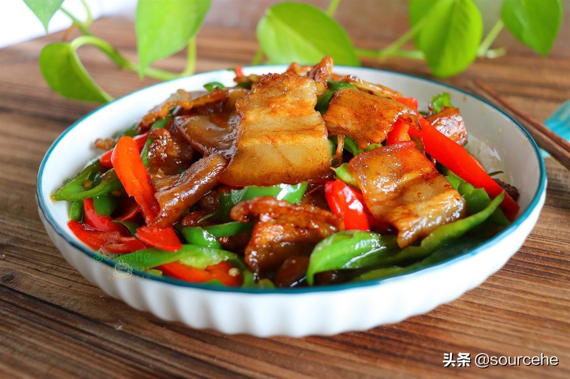 尖椒炒五花肉时多加一步，肥而不腻，香辣开胃，下酒又下饭