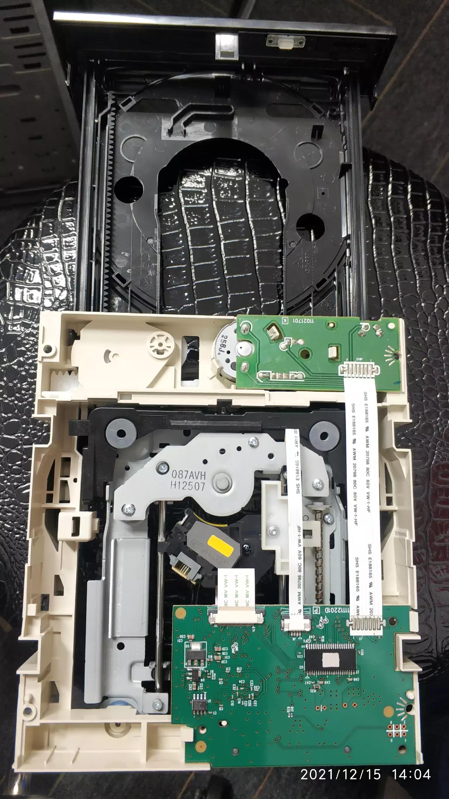 内部结构,顶的就是这个铁片卡扣)光驱背面本文内容由互联网用户自发