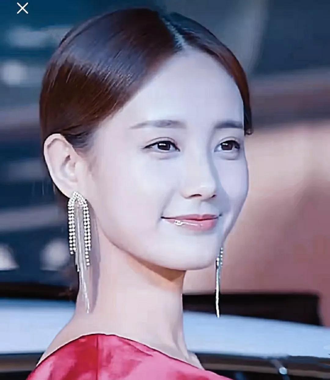 44位明星驾驭的红色服饰典雅大方，由内而外散发出自然的美感